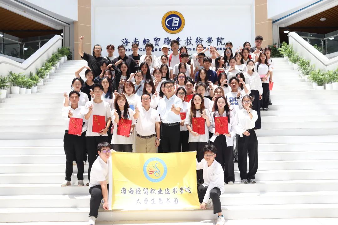 大学生艺术团.JPG 大学生艺术团.JPG